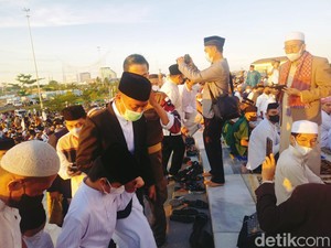 Gubernur Sulsel hingga Mentan SYL Hadir Salat Id di Pelataran Masjid 99 Kubah