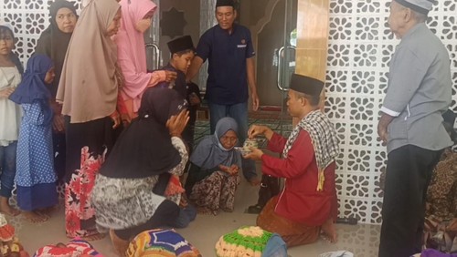 Masyarakat Kampung Sasak saat nunas tirta kepada tokoh agama setempat. (Selamat Juniasa/detikBali)