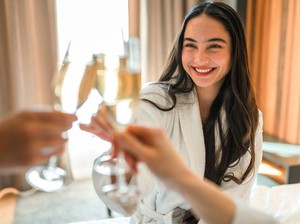 Tips Aman di Hotel, Jangan Asal Pakai Gelas-Remote TV Bungkus Plastik