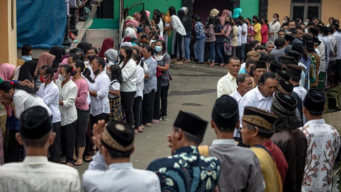 Indahnya Kebersamaan, Begini Silaturahmi Lintas Agama di Semarang Foto udara sejumlah warga berkumpul saat mengikuti silaturahim lintas agama dalam perayaan Idul Fitri 1443 Hijriah di Dusun Tekelan, Desa Batur, Getasan, Kabupaten Semarang, Jawa Tengah, Senin (2/5/2022). Tradisi silaturahim, bersalaman saling memaafkan itu diikuti umat Kristen, Katolik, dan Budha dengan umat Islam yang tengah merayakan Idul Fitri 1443 Hijriah sebagai wujud kerukunan antarumat beragama serta kesatuan dan persatuan masyarakat setempat. ANTARA/Aji Styawan/nym.