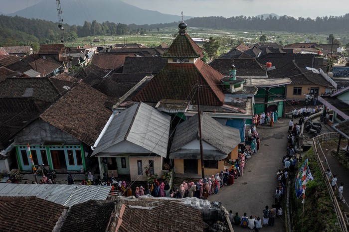 Foto udara sejumlah warga berkumpul saat mengikuti silaturahim lintas agama dalam perayaan Idul Fitri 1443 Hijriah di Dusun Tekelan, Desa Batur, Getasan, Kabupaten Semarang, Jawa Tengah, Senin (2/5/2022). Tradisi silaturahim, bersalaman saling memaafkan itu diikuti umat Kristen, Katolik, dan Budha dengan umat Islam yang tengah merayakan Idul Fitri 1443 Hijriah sebagai wujud kerukunan antarumat beragama serta kesatuan dan persatuan masyarakat setempat. ANTARA/Aji Styawan/nym.