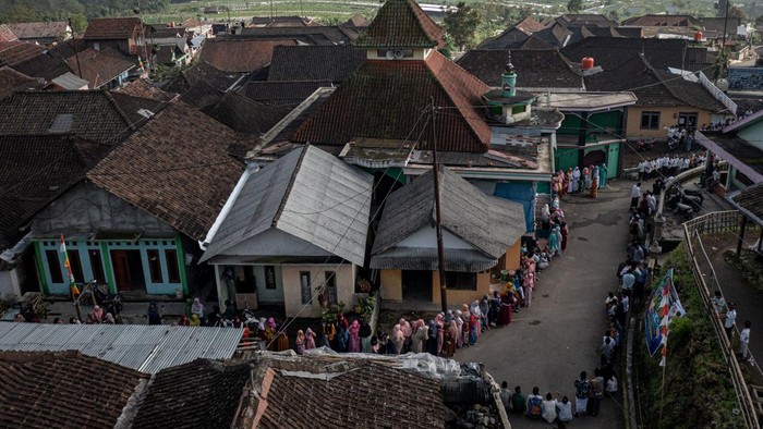 Indahnya Kebersamaan, Begini Silaturahmi Lintas Agama di Semarang Foto udara sejumlah warga berkumpul saat mengikuti silaturahim lintas agama dalam perayaan Idul Fitri 1443 Hijriah di Dusun Tekelan, Desa Batur, Getasan, Kabupaten Semarang, Jawa Tengah, Senin (2/5/2022). Tradisi silaturahim, bersalaman saling memaafkan itu diikuti umat Kristen, Katolik, dan Budha dengan umat Islam yang tengah merayakan Idul Fitri 1443 Hijriah sebagai wujud kerukunan antarumat beragama serta kesatuan dan persatuan masyarakat setempat. ANTARA/Aji Styawan/nym.