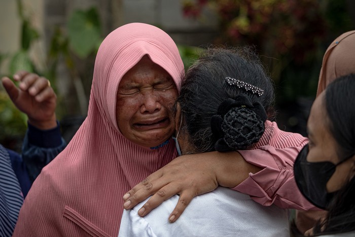 Foto udara sejumlah warga berkumpul saat mengikuti silaturahim lintas agama dalam perayaan Idul Fitri 1443 Hijriah di Dusun Tekelan, Desa Batur, Getasan, Kabupaten Semarang, Jawa Tengah, Senin (2/5/2022). Tradisi silaturahim, bersalaman saling memaafkan itu diikuti umat Kristen, Katolik, dan Budha dengan umat Islam yang tengah merayakan Idul Fitri 1443 Hijriah sebagai wujud kerukunan antarumat beragama serta kesatuan dan persatuan masyarakat setempat. ANTARA/Aji Styawan/nym.