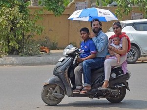 India sedang Panas Banget, Trotoar Rasanya Bakar Telapak Kaki