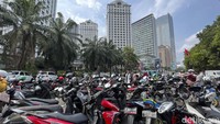 Kemacetan terjadi imbas separuh jalan dijadikan lahan parkir. 