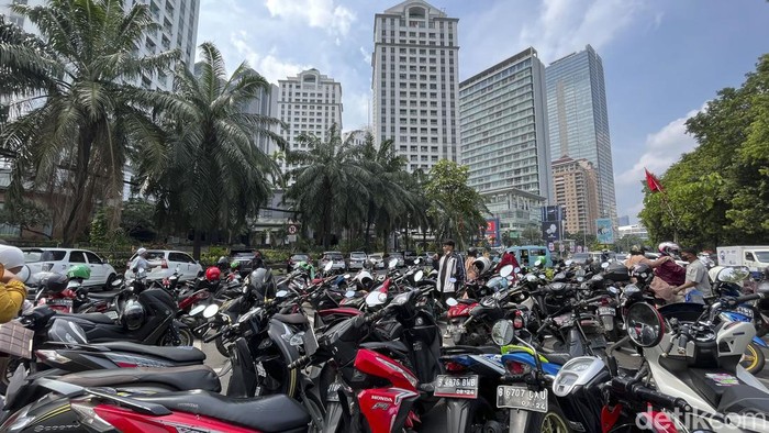 Jalan Depan TPU Karet Macet Gegara Peziarah Parkir Sembarangan Kendaraan terjebak kemacetan di depan TPU Karet, Jakarta, Senin (2/5/2022).