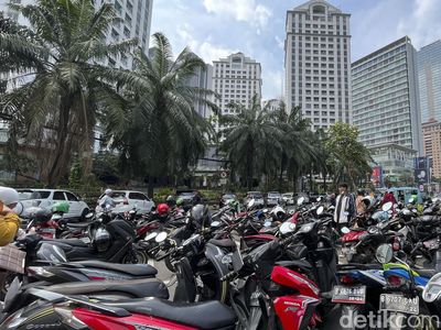 Jalan Depan TPU Karet Macet Gegara Peziarah Parkir Sembarangan