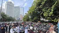 Membludaknya warga yang ingin berziarah membuat satu lajur jalan dijadikan lahan parkir. 