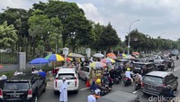 Akibatnya para pengendara lain yang ingin melintas terjebak kemacetan.  