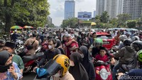 Tampak jalanan padat pengendara. 