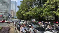 TPU Karet memang selalu ramai peziarah saat perayaan Idul Fitri.