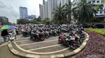 Jalan Depan TPU Karet Macet Gegara Peziarah Parkir Sembarangan