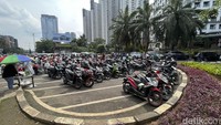Warga berbondong melakukan ziarah ke makam keluarganya.
