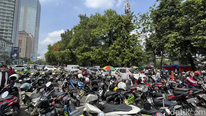 Kendaraan terjebak kemacetan di depan TPU Karet, Jakarta, Senin (2/5/2022).