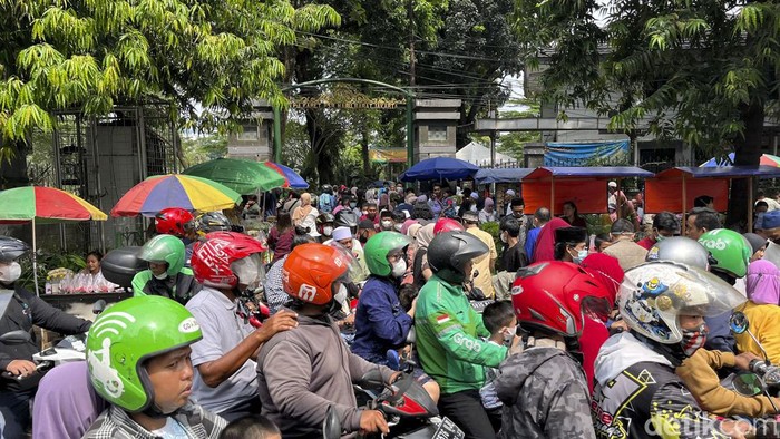 Jalan Depan TPU Karet Macet Gegara Peziarah Parkir Sembarangan Kendaraan terjebak kemacetan di depan TPU Karet, Jakarta, Senin (2/5/2022).