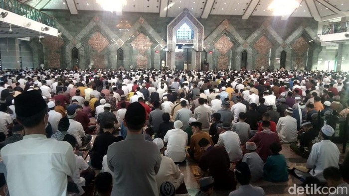 Jemaah salat Id di Masjid Al Markaz Al Islami mencapai 20 ribu orang (detikSulsel/Muh Ishak Agus)