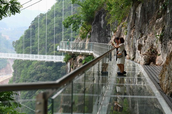 Jembatan Bach Long Vietnam atau disebut juga Naga Putih akhirnya dibuka untuk umum. Jembatan ini memiliki panjang 632 meter dengan ketinggian 150 meter. Foto: AFP