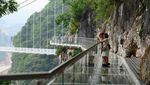 Jembatan Kaca Terpanjang di Dunia yang Cantik tapi Mencekam