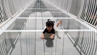 Bach Long sendiri merupakan jembatan kaca ketiga di Vietnam. Dengan adanya jembatan ini, diharapkan akan lebih banyak wisatawan datang ke Vietnam.  Foto: AFP