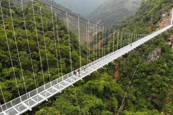 Jembatan kaca itu menggunakan kaca tempered yang diproduksi Prancis. Kaca ini cukup kuat dan dapat menampung 450 orang sekaligus. Foto: AFP Jembatan kaca itu menggunakan kaca tempered yang diproduksi Prancis. Kaca ini cukup kuat dan dapat menampung 450 orang sekaligus. Foto: AFP