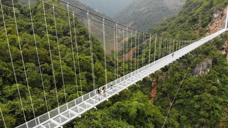Jembatan kaca terpanjang di dunia di Vietnam