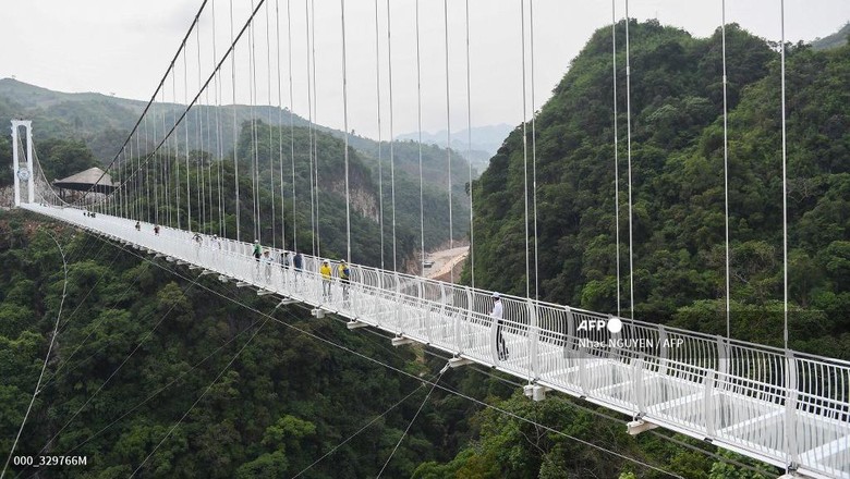 Jembatan kaca terpanjang di dunia di Vietnam Jembatan kaca terpanjang di dunia di Vietnam