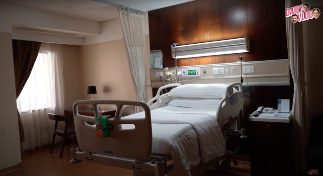 Dalam video yang dibagikannya itu terlihat Jessica dan Vincent melihat-lihat ruang bersalin dan kamar VIP di Rumah Sakit Pondok Indah Jakarta. Kamar rumah sakit itu tampak cukup lengkap dan juga luas. Foto: YouTube/Jessica Iskandar