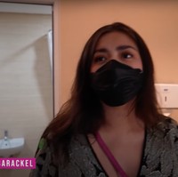 Kamar mandi di kamar rumah sakit juga terlihat luas dan cukup lengkap. Di sebelah kamar mandi terdapat ruangan berdandan yang dilengkapi dengan kaca cukup besar. Foto: YouTube/Jessica Iskandar