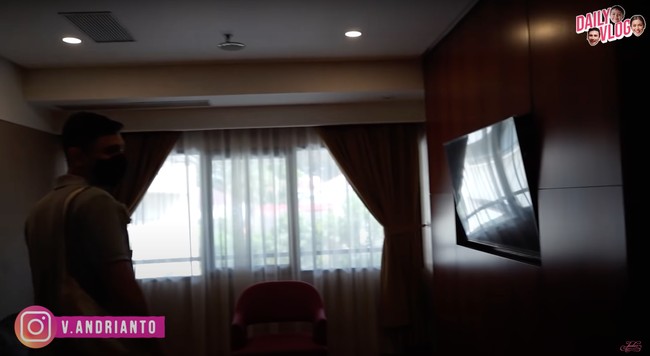 Agar para penunggu atau orang yang menemani bersalin bisa merasa nyaman, disediakan pula ruangan yang dilengkapi dengan sofa nyaman dan televisi. Seperti sedang berada di dalam kamar hotel bukan? Foto: YouTube/Jessica Iskandar