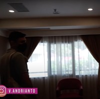 Agar para penunggu atau orang yang menemani bersalin bisa merasa nyaman, disediakan pula ruangan yang dilengkapi dengan sofa nyaman dan televisi. Seperti sedang berada di dalam kamar hotel bukan? Foto: YouTube/Jessica Iskandar