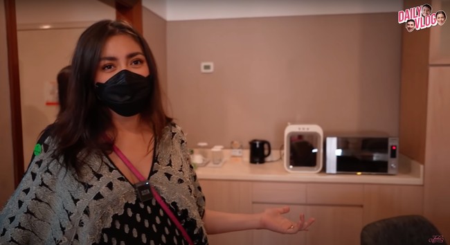 Kamar rumah sakitnya pun dilengkapi dengan fasilitas berupa dapur mini. Terdapat alat pemanas air, microwave, dan sterilizer. Foto: YouTube/Jessica Iskandar