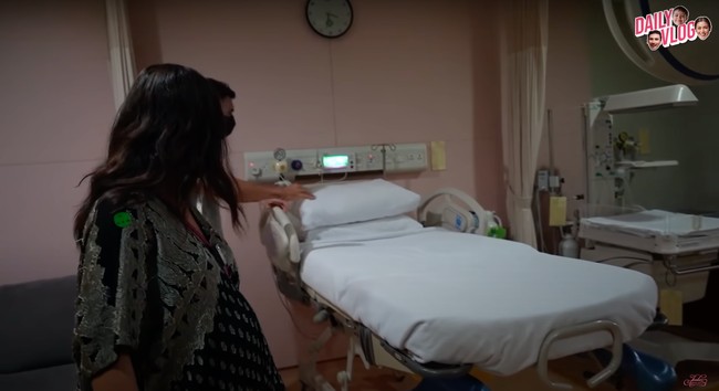 Setelah melihat kamar rumah sakit, Jessica dan Vincent Verhaag pun melihat ruang bersalin yang nantinya akan digunakan Jessica untuk melahirkan anak keduanya. Di samping tempat tidur bersalin terdapat tempat tidur kecil untuk bayi yang baru dilahirkan. Foto: YouTube/Jessica Iskandar