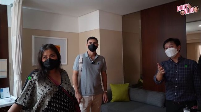 Fasilitas di kamar rumah sakit tersebut pun bak yang ada di hotel berbintang. Di samping ranjang rumah sakitnya terdapat sofa yang bisa digunakan untuk duduk-duduk oleh para tamu yang menunggu atau menemani pasien. Foto: YouTube/Jessica Iskandar