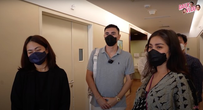 Jessica Iskandar diperkirakan akan melahirkan anak keduanya sebentar lagi. Melalui akun YouTube pribadinya, Jessica pun membagikan beragam persiapannya, salah satunya memilih kamar RS untuk persalinan. Foto: YouTube/Jessica Iskandar