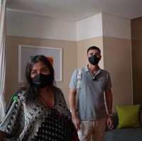 Fasilitas di kamar rumah sakit tersebut pun bak yang ada di hotel berbintang. Di samping ranjang rumah sakitnya terdapat sofa yang bisa digunakan untuk duduk-duduk oleh para tamu yang menunggu atau menemani pasien. Foto: YouTube/Jessica Iskandar