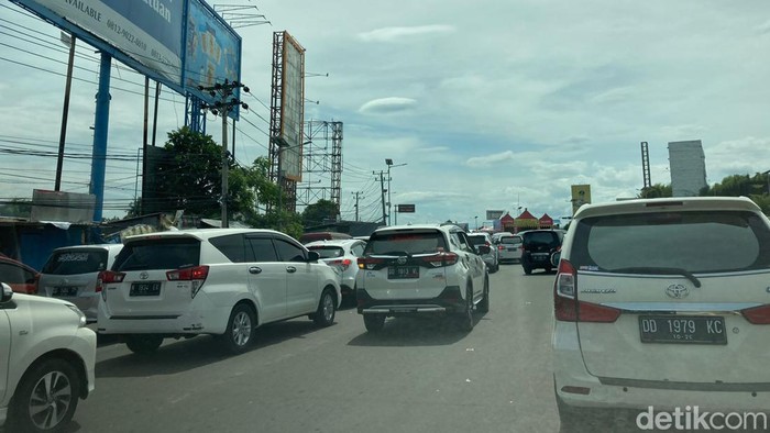 Kemacetan parah terjadi di Simpang 5 Mandai.