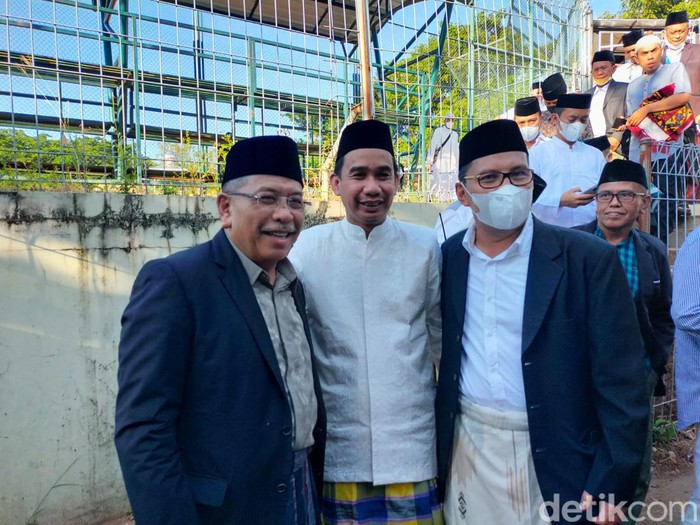 Ketua DPRD Makassar Rudianto Lallo (tengah) diapit Wali Kota Makassar Danny Pomanto dan Ilham Arief Sirajuddin usai salat Id di Lapangan Karebosi.