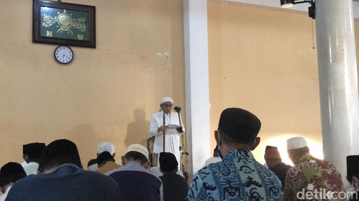 Ketua Umum PBNU KH Yahya Cholil Staquf (Gus Yahya) saat memimpin khotbah salat Id di aula Pondok Pesantren Raudlatut Thalibin, Leteh, Rembang, Senin (2/5/2022).