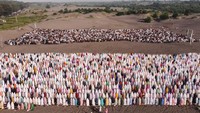 Ribuan umat Islam melaksanakan shalat Idul Fitri 1443 H di kawasan Gumuk Pasir setelah dua tahun ditiadakan karena pandemi COVID-19.
