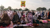 Warga pun antusias kembali melaksanakan Salat Idul Fitri di Gumuk Pasir Parangkusumo.