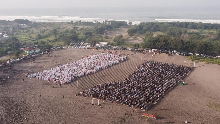 Khusyuknya Salat Idul Fitri di Gumuk Pasir Yogyakarta Umat Islam bersiap mengikuti shalat Idul Fitri 1443 H di Gumuk Pasir Parangkusumo, Bantul, DI Yogyakarta, Senin (2/5/2022). Ribuan umat Islam melaksanakan shalat Idul Fitri 1443 H di kawasan Gumuk Pasir setelah dua tahun ditiadakan karena pandemi COVID-19. ANTARA FOTO/Hendra Nurdiyansyah/hp.