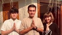 Teddy Syah dengan kedua anaknya. Foto: Instagram