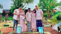 Fuji dan keluarga mengunjungi makam Vanessa Angel dan Bibi Ardiansyah. Foto: Instagram