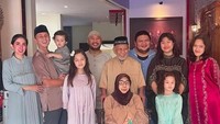 Ussy Sulistiawaty dengan keluarga besarnya. Foto: Instagram