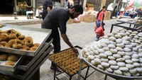 Kue ini biasanya dibuat bersama keluarga. Maamoul, juga populer di Lebanon, Suriah, Yordania, Mesir dan Irak.