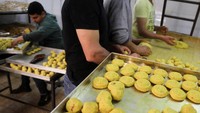 Maamoul merupakan kue dengan isian kurma atau kenari dengan kacang-kacangan dan lapisan luarnya ditaburi gula halus.