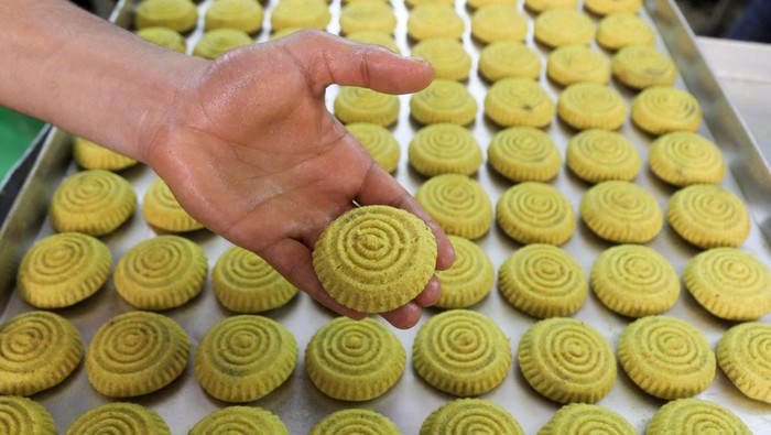 Palestinians prepare traditional Eid sweets before Eid al-Fitr at a shop inside the old city of Nablus, the Israeli-occupied West Bank, April 27, 2022. Picture taken April 27, 2022. REUTERS/Raneen Sawafta