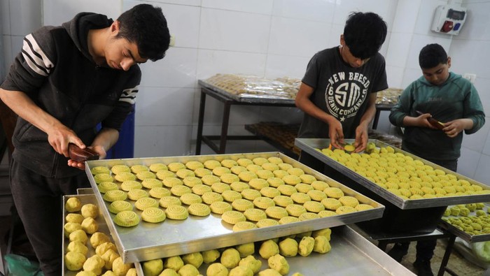 Palestinians prepare traditional Eid sweets before Eid al-Fitr at a shop inside the old city of Nablus, the Israeli-occupied West Bank, April 27, 2022. Picture taken April 27, 2022. REUTERS/Raneen Sawafta