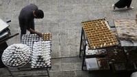 Maamoul juga kerap dijadikan bisnis oleh ibu-ibu untuk mendapatkan uang selama Ramadan dengan membuat dan menjual kue tersebut kepada orang lain.