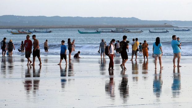 Wisatawan menikmati liburan Hari Raya Idul Fitri 1443 H di Pantai Kuta, Badung, Bali, Senin (2/5/2022). Objek wisata tersebut kembali ramai dikunjungi wisatawan pada saat liburan Hari Raya Idul Fitri 1443 H setelah dua tahun sebelumnya sempat mengalami penurunan kunjungan wisatawan akibat pandemi COVID-19. ANTARA FOTO/Nyoman Hendra Wibowo/nym.